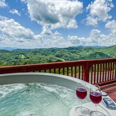 3BR Mountain Retreat with Hot Tub Near Slopes
