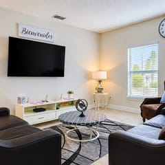 3BR Balmoral Townhome Steps from Amenities
