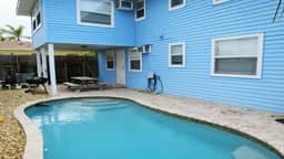 Steps from beach! Air-conditioned - shared pool