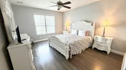 Modern Kitchen -Close to parks - TVs in all rooms!