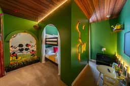 Luxe Retreat - Beautiful Modern 7 Bedrooms Home - Image 3