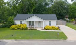 Clanton Cottage - A Modern Getaway in Thomasville