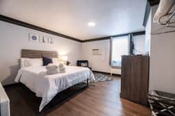 Queen Studio, Ground Floor Near Downtown Muskegon