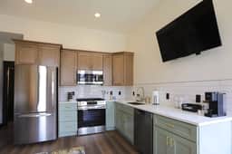 Chic Queen Apartment at the Victorian Unit A