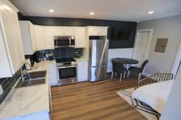 Modern Queen Studio at the Victorian - Unit B