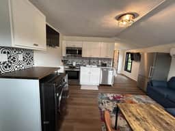 Victorian Queen Getaway Unit C + Washer/Dryer