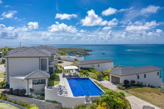 Citrine 2 Bedroom Luxury Suite w Resort Amenities - Image 1