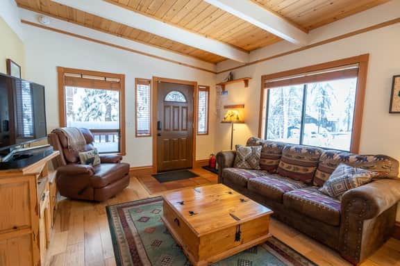 Shady Pines Cabin w/ Hot Tub & Forest Views