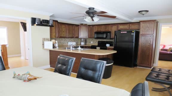 Full Kitchen - Shared pool - By LoveRentals
