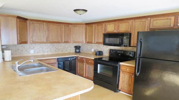 Steps from beach! Air-conditioned - shared pool