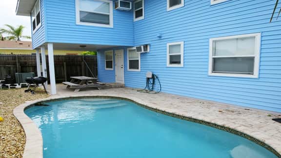 Steps from beach! Air-conditioned - shared pool