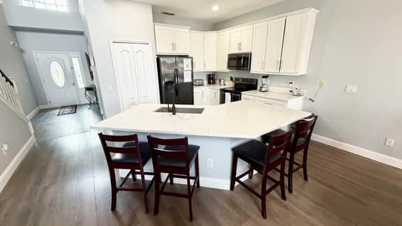 Modern Kitchen -Close to parks - TVs in all rooms!