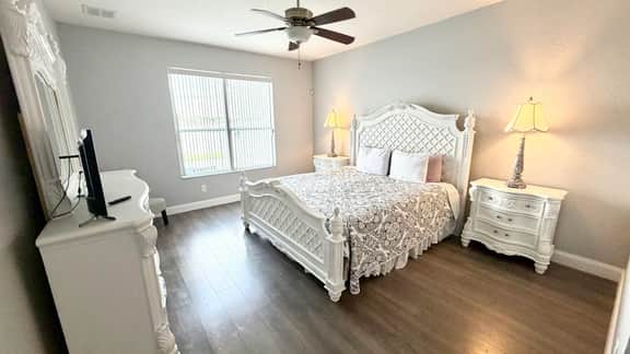 Modern Kitchen -Close to parks - TVs in all rooms!