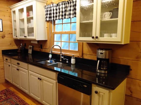 Wolf Laurel Bee Mountain Retreat - Pet Friendly