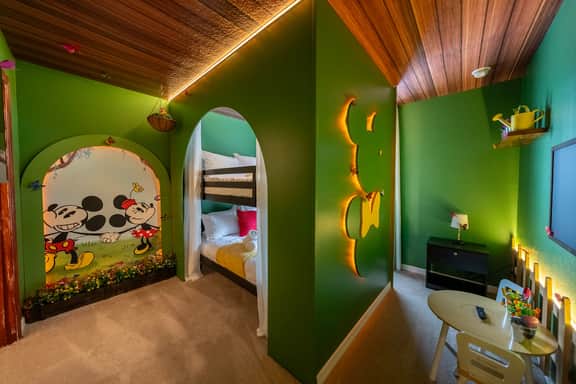 Luxe Retreat - Beautiful Modern 7 Bedrooms Home - Image 3