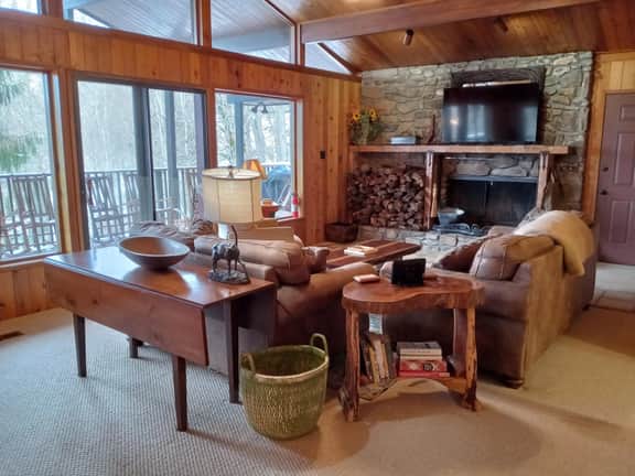 Lovely Cabin - Sleeps 12 - Close to Hatley Pointe