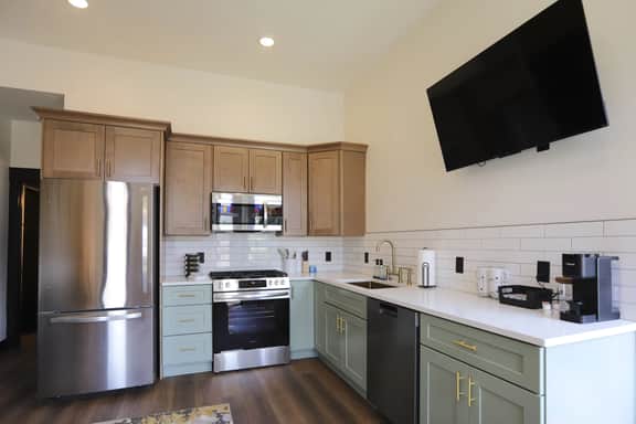 Chic Queen Apartment at the Victorian Unit A