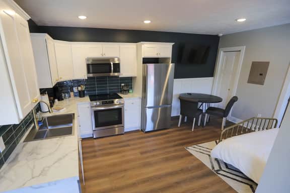Modern Queen Studio at the Victorian - Unit B