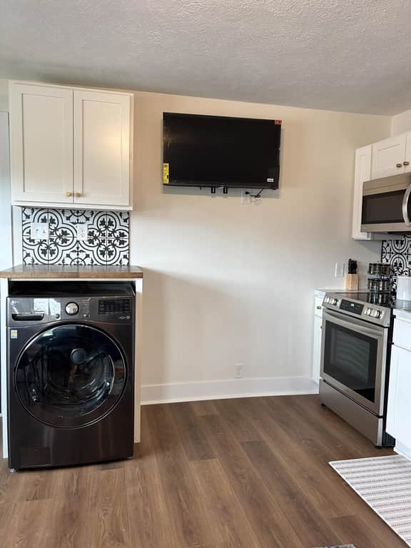 Victorian Queen Getaway Unit C + Washer/Dryer