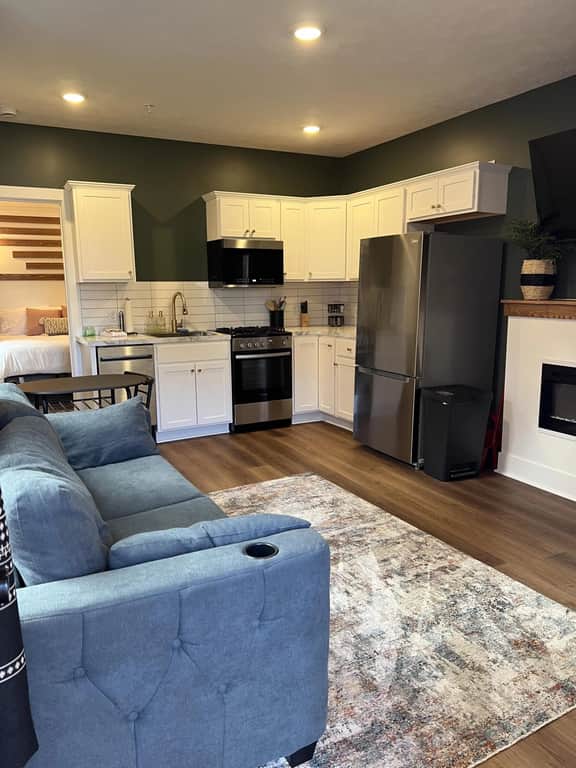 Urban Queen Apartment at The Victorian Unit D