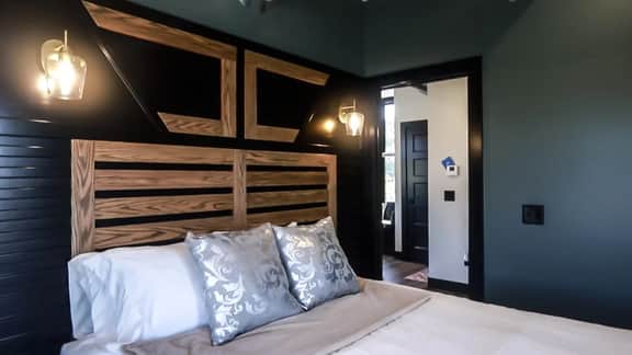 Modern Queen Apartment at The Victorian Unit E