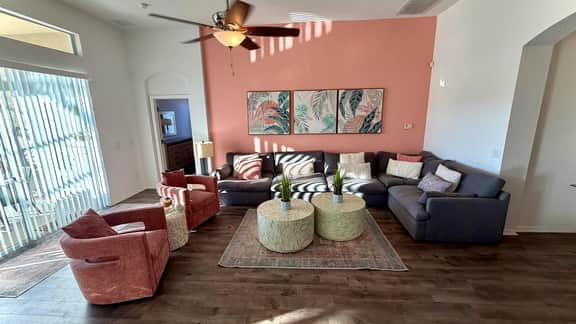 Convenient to restaurants, pool, golf views - Image 2
