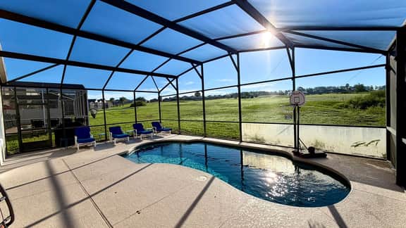 Convenient to restaurants, pool, golf views - Image 4