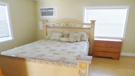 Steps from beach! Air-conditioned - shared pool