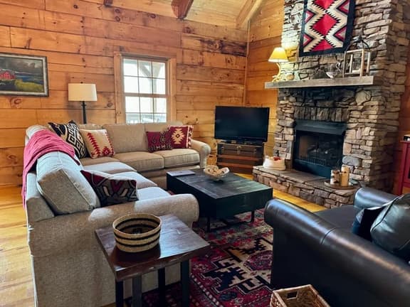 Wolf Laurel Bee Mountain Retreat - Pet Friendly