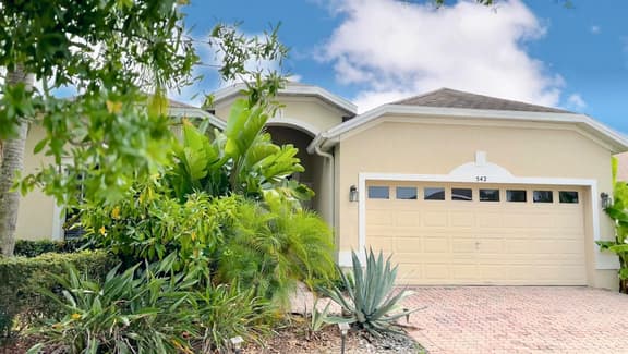 Convenient to restaurants, pool, golf views