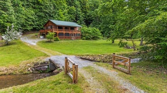 Creekside Cabin - Golf and Snow Skiing Access