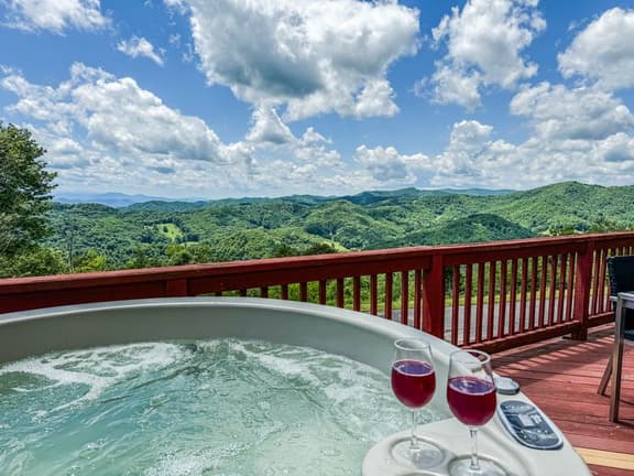 3BR Mountain Retreat with Hot Tub Near Slopes