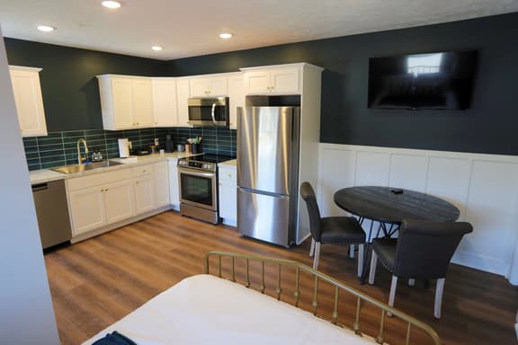 Modern Queen Studio at the Victorian - Unit B