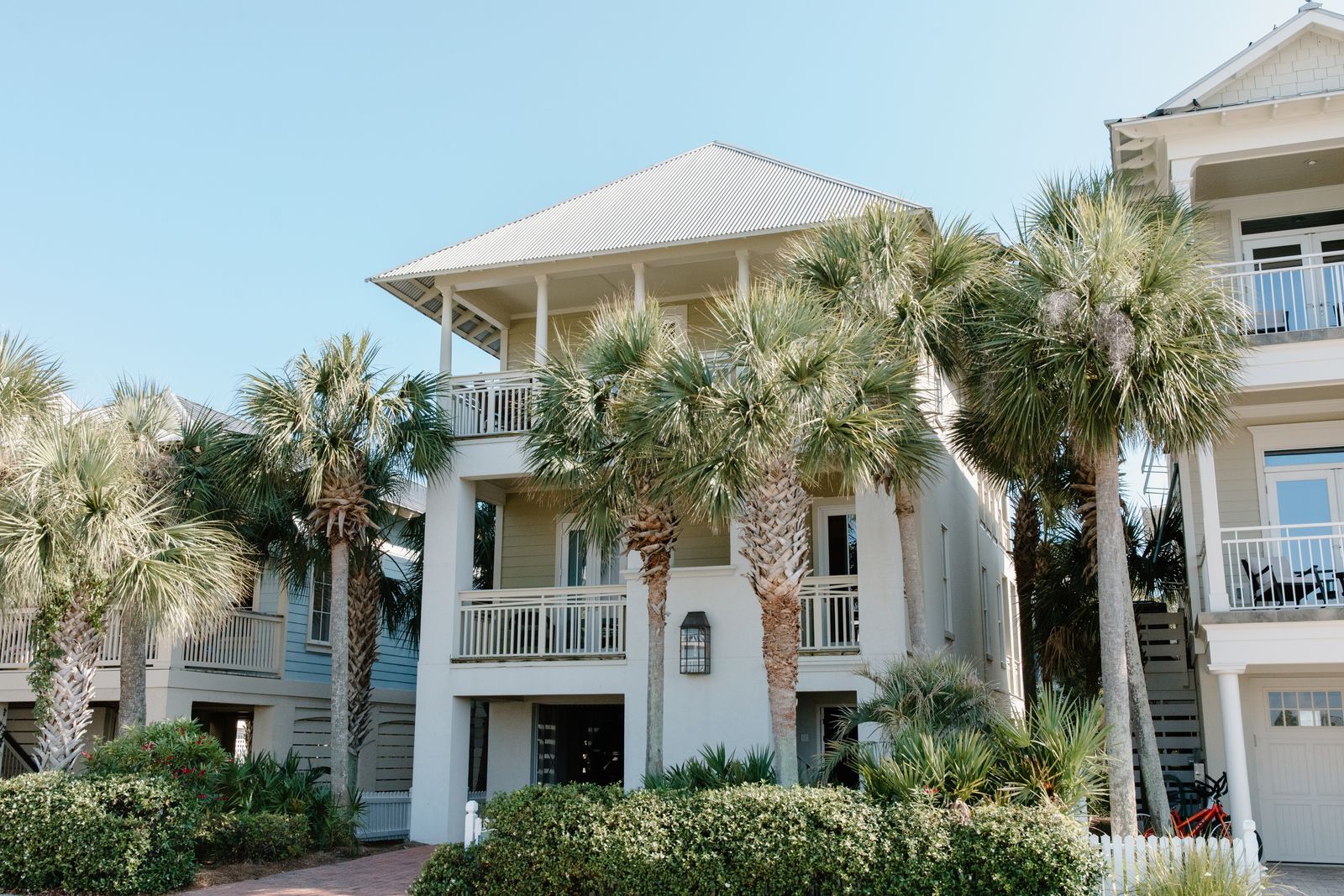 Market imagery: Stock photograph of a sunny coastal home with palms